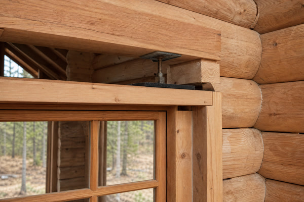 Log cabin window opening with a settlement allowance and adjustable support detail
